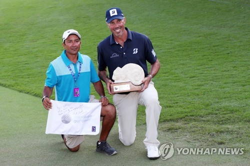 쿠처(오른쪽)와 당시 임시 캐디를 맡았던 오르티스. 사진=AFP연합뉴스