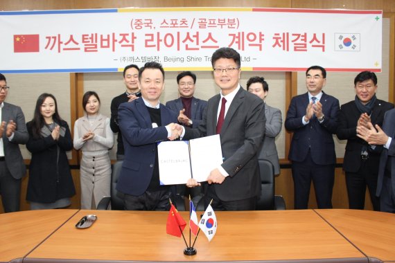 100골프 리우 용마오 대표와 까스텔바작 백배순 대표(오른쪽)