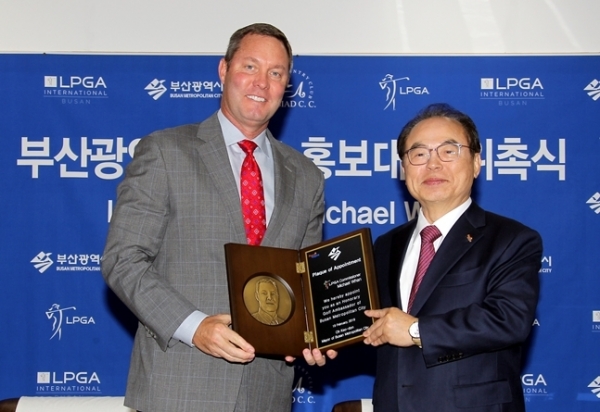 마이크 완 커미셔너(왼쪽)와 부산광역시 오거돈 시장(오른쪽). 사진=LPGA