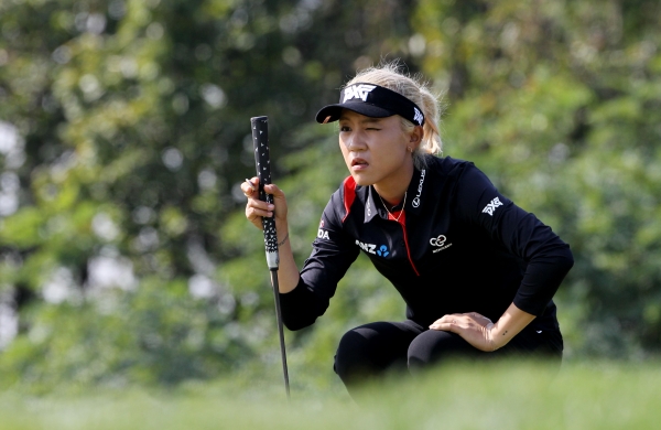 2018년 10월 인천 영종도 'SKY72'에서 열린 LPGA 투어 'KEB하나은행 챔피언십' 4라운드에서 리디아 고가 4번홀 그린에서 퍼팅 라인을 살피고 있다