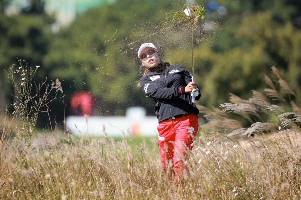 2018년 10월 인천 영종도 'SKY72'에서 열린 LPGA 투어 'KEB 하나은행 챔피언십' 1라운드에서 이미향 선수가 러프 샷을 하고 있다