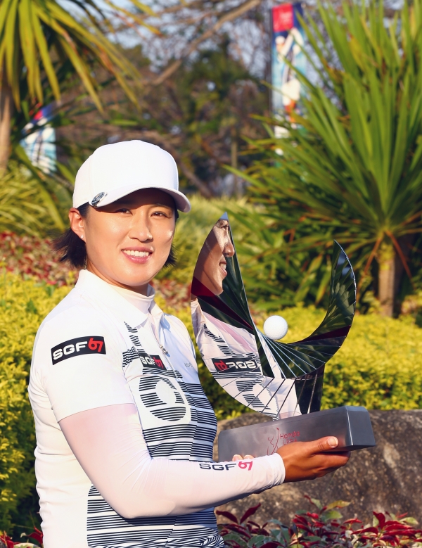 양희영이 우승 트로피를 들고 환하게 웃고 있다 (사진 제공:LPGA)