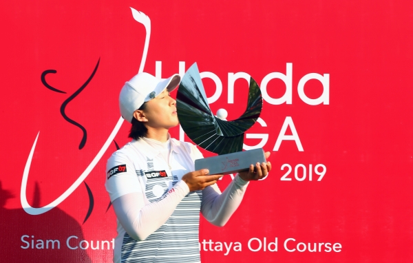 양희영이 우승 트로피를 번쩍 들고 입을 맞추고 있다(사진 제공:LPGA)