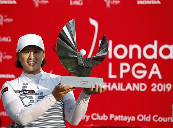LPGA 투어 '혼다 타일랜드'에서 우승한 양희영이 우승 트로피를 들고 환하게 웃고 있다(사진 EPA=연합뉴스)