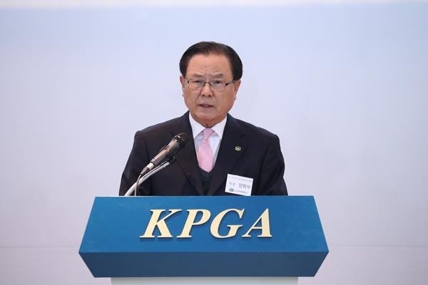 KPGA 양휘부 회장이 2019 시즌 코리안투어 일정을 발표하고 있다