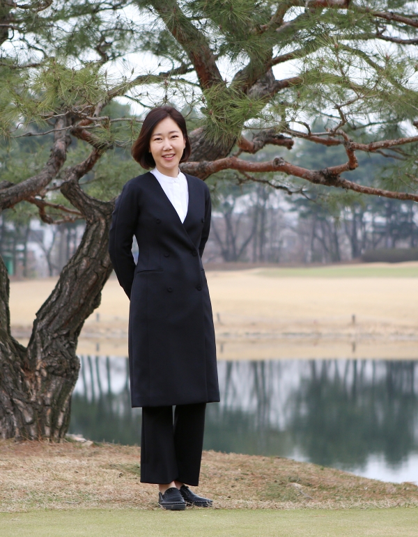 리베라CC 골프트레이닝센터(체리동) 앞에서 포즈를 취한 강수연 프로