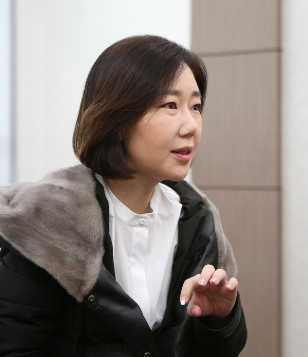 인터뷰 중인 강수연 프로