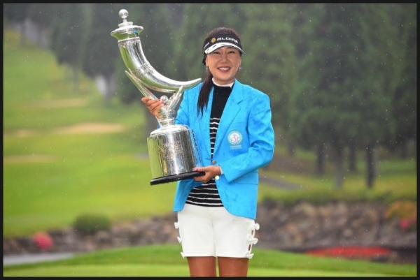 2016년 JLPGA 투어 '산토리 레이디스 오픈 골프대회'에서 우승한 뒤 우승 트로피를 들고 환하게 웃고 있는 강수연 프로