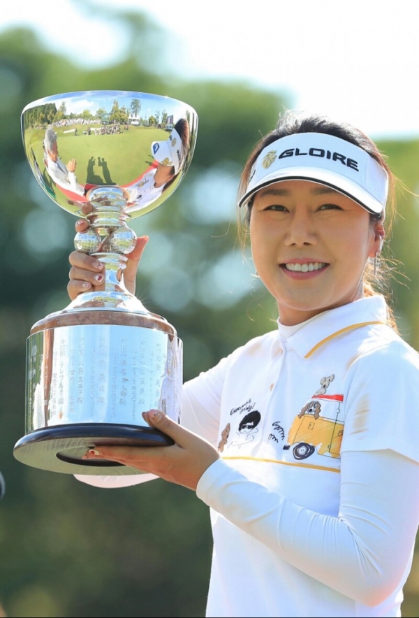 2017년 JLPGA투어 '리조트 트러스트 레이디스'에서 우승한 뒤 우승 트로피를 들고 기뻐하는 강수연 프로