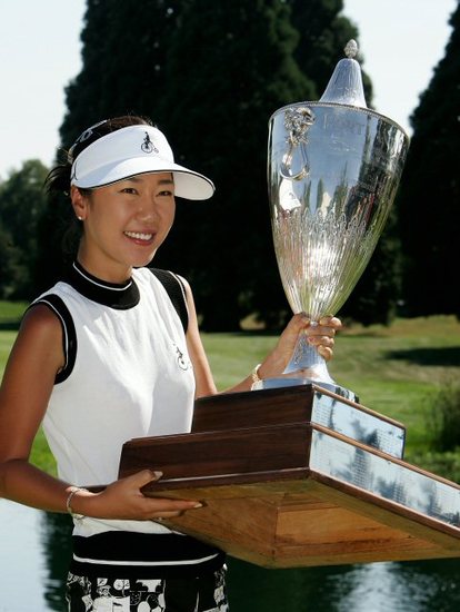 2005년 미국LPGA '세이프웨이 클래식'에서 우승한 뒤 우승컵을 들고 있는 강수연 프로