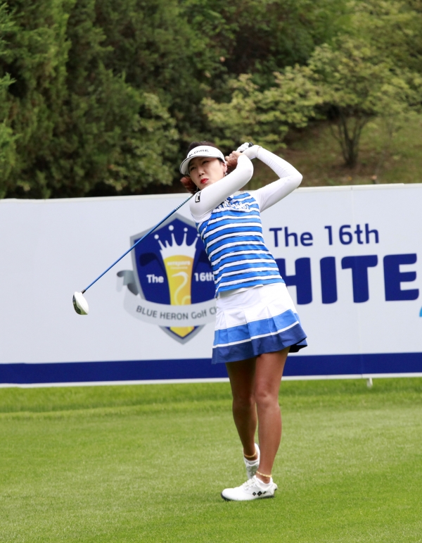 KLPGA 투어 '제16회 하이트컵 챔피언십' 대회에서 티샷하는 강수연 프로