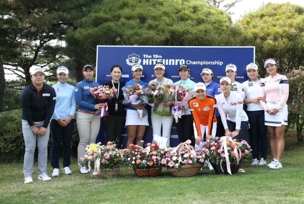 2018년 블루헤런골프장에서 은퇴식을 갖고 난 뒤 KLPGA 김경자 전무와 후배들과 함께 한 강수연 프로