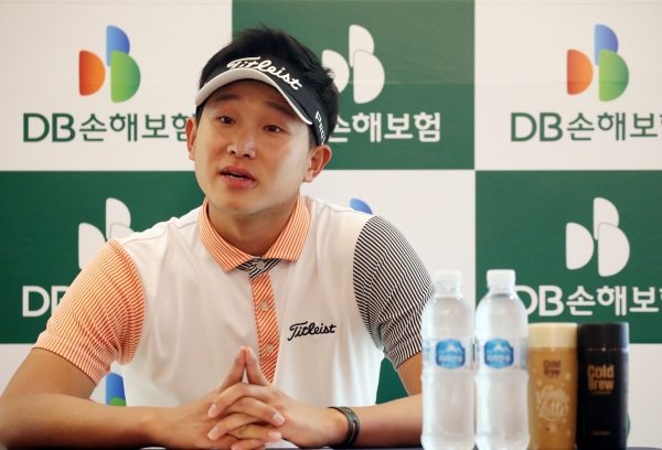 2018년 제14회 DB손해보험 프로미오픈 2라운드에서 단독 선두로 나선 양지호가 인터뷰하는 모습