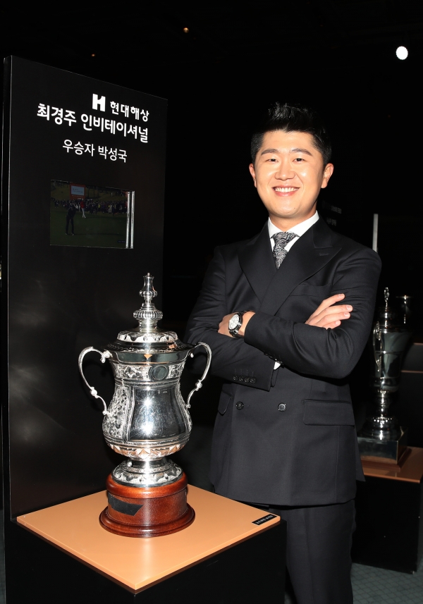 자신의 첫 우승트로피 앞에서 포즈를 취한 박성국