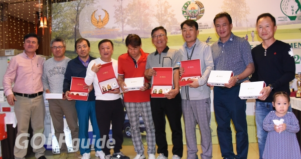 사진 왼쪽부터 우즈베키스탄 부총리, 한 사람 건너 임동윤 사장, 한 사람 건너 김석태 사장, 양찬국 프로, 김정호 사장, 한 사람 건너 김석주 사장. 제2회 우즈베키스탄 오픈 국제골프대회 시상식에서