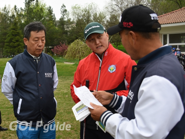 '제2회 우즈베키스탄 오픈 국제골프대회' 중 대회 경기위원과 카자흐스탄에서 출전한 선수가 얘기를 하고 있는 장면, 왼쪽이 조진현 코치