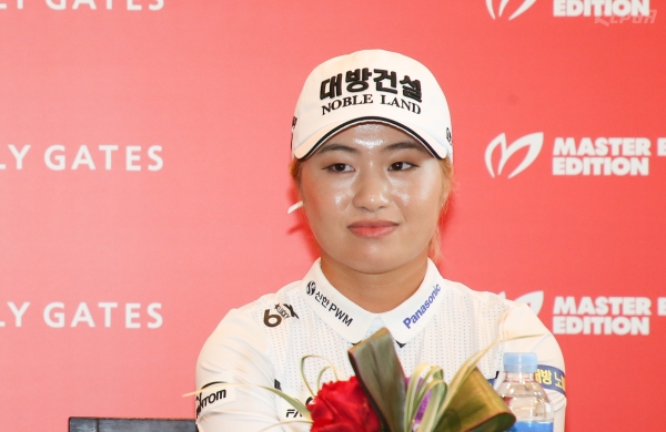 크리스 F&C 제41회 KLPGA 챔피언십 공식 기자회견에서 기자들의 질문에 답하는 이정은6