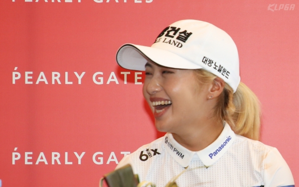 크리스 F&C 제41회 KLPGA 챔피언십 공식 기자회견에서 기자들의 질문에 답하는 이정은6