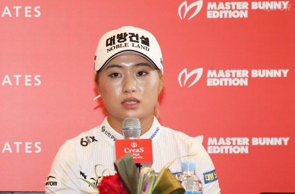 크리스 F&C 제41회 KLPGA 챔피언십 공식 기자회견에서 기자들의 질문에 답하는 이정은6
