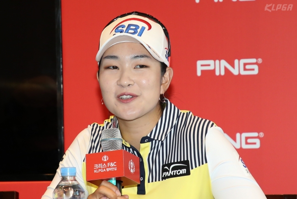 크리스 F&C 제41회 KLPGA 챔피언십 공식 기자회견에서 기자들의 질문에 답하는 김아림