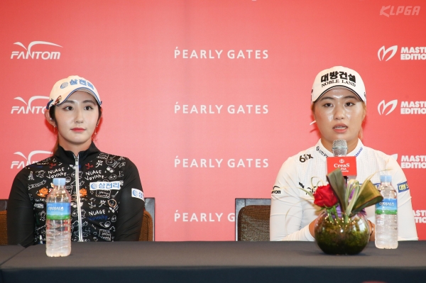 크리스 F&C 제41회 KLPGA 챔피언십 공식 기자회견에서 기자들의 질문에 답하는 배선우와 이정은6
