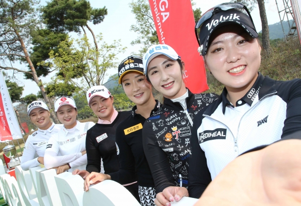 크리스 F&C 제41회 KLPGA 챔피언십 공식 포토콜에서 포즈 취하는 이정은6,최혜진,장하나,조아연,배선우 ,오지현