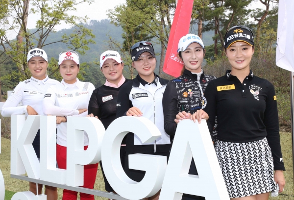 크리스 F&C 제41회 KLPGA 챔피언십 공식 포토콜에서 포즈 취하는 이정은6,최혜진,장하나,조아연,배선우 ,오지현
