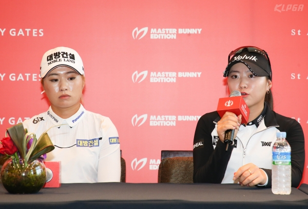 크리스 F&C 제41회 KLPGA 챔피언십 공식 기자회견에서 기자들의 질문에 답하는 이정은6와 조아연