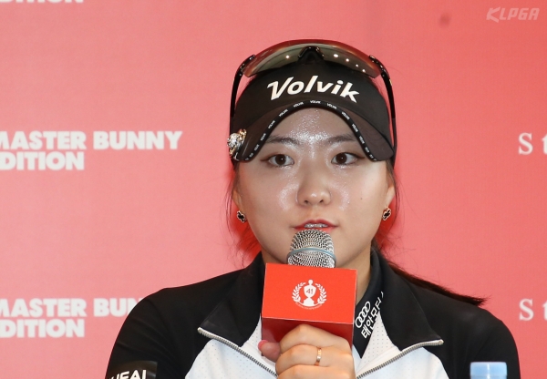 크리스 F&C 제41회 KLPGA 챔피언십 공식 기자회견에서 기자들의 질문에 답하는 조아연