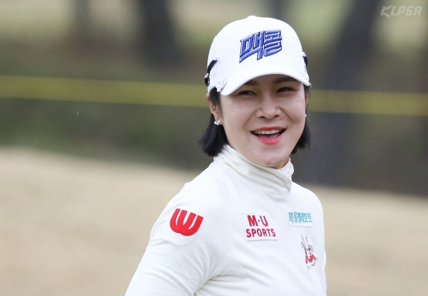 윤슬아 18번홀 버디 성공 후 밝은 표정으로 홀 아웃