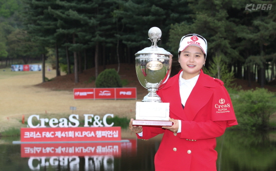 우승을 차지한 최혜진이 우승트로피를 들고 포즈를 취했다.(사진 제공 : klpga)