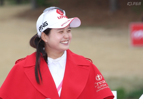 최혜진이 KLPGA 챔피언십 우승자가 입는 빨간색 옷을 입고 환하게 웃고 있다.(사진 제공:KLPGA)
