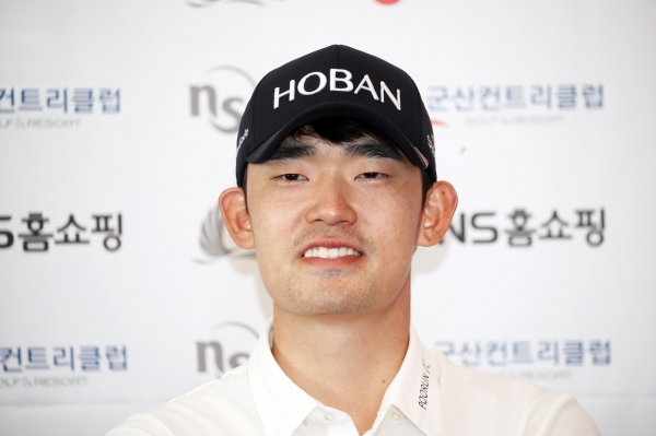 김비오가 기자들의 질문에 답하고 있다.(사진 제공:KPGA)