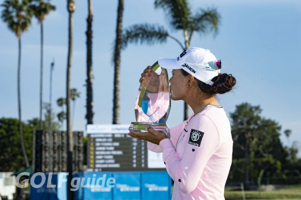 우승컵에 입 맞추는 이민지(사진 제공: LPGA)