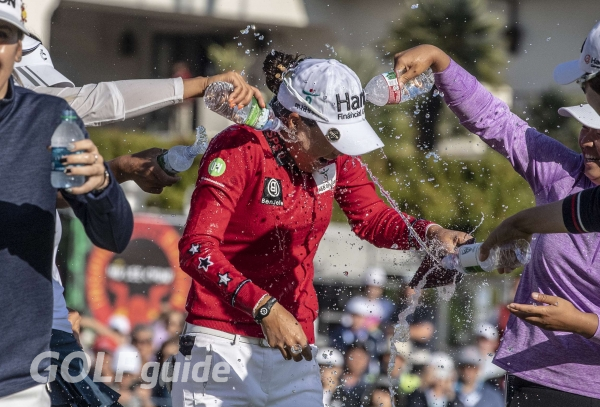 동료들의 축하를 받는 이민지(사진 제공: LPGA)