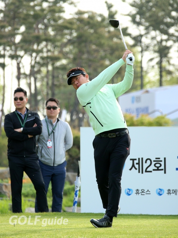 제2회 휴온스 엘라비에 셀러브리티 프로암 1R 10번홀 맹동섭 티 샷