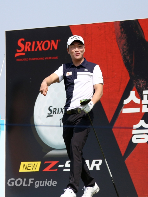 제2회 휴온스 엘라비에 셀러브리티 프로암 1R 티 샷 후에 환하게 웃고있는 전가람