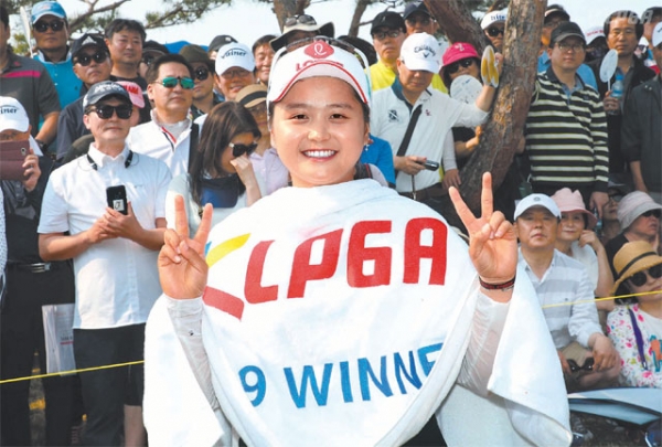 최혜진이 12일 끝난 KLPGA 투어 'NH투자증권 레이디스 챔피언십'에서 우승한 뒤 손가락으로 'V'자를 만들어 보이며 환하게 웃고 있다.(사진 제공:KLPGA)