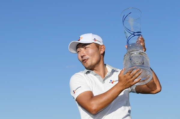우승컵을 들어 올린 강성훈 (사진제공: Getty Images Stuart Franklin-스포티즌)