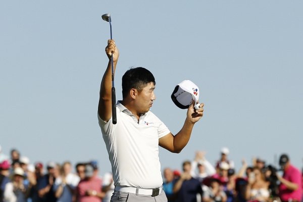 우승을 확정 지은 강성훈이 모자를 벗고 환호하고 있다.(사진 제공: Getty Images Michael Reaves-스포티즌)