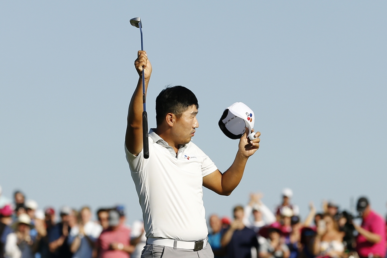 강성훈이 우승을 확정 지은 뒤 환호하고 있다.(사진 제공: Getty Images Michael Reaves)