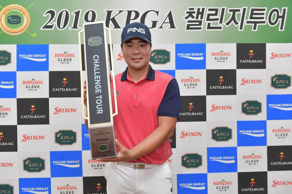 전규범이 우승 트로피를 들고 포즈를 취했다.(사진 제공:KPGA)