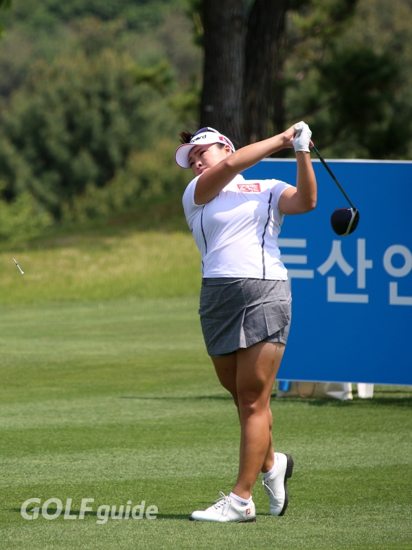 17일 춘천 라데나CC에서 열린 KLPGA 투어 '두산 매치 플레이 챔피언십' 사흘째 경기에서 장하나가 티샷을 하고 있다