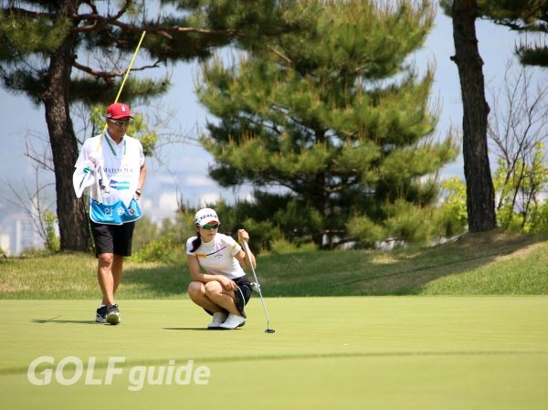 17일 춘천 라데나GC에서 열린 KLPGA 투어 '두산 매치 플레이 챔피언십' 사흘째 경기에서 안송이가 그린에서 브레이크를 살피고 있다.