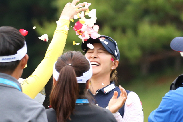 김지현이 우승을 확정짓고 난 뒤 동료들로부터 꽃잎 축하 세례를 받고 행복한 표정을 짓고 있다.(사진 제공: KLPGA)