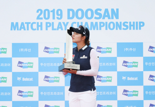 김지현이 우승 트로피에 입맞춤을 하며 포즈를 취했다.(사진 제공:KLPGA)