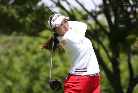 KLPGA 투어 'E1 채리티 오픈'에서 우승한 임은빈이 티샷을 하고 난 뒤 볼을 쳐다보고 있다.