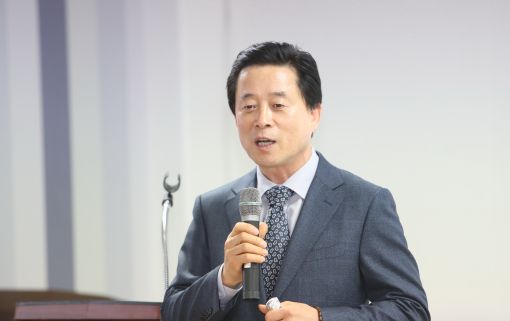 (주)지엘바이오테크 김원대 대표가 한 '관절염 치료'를 주제로 강연회에서 강연하고 있다.
