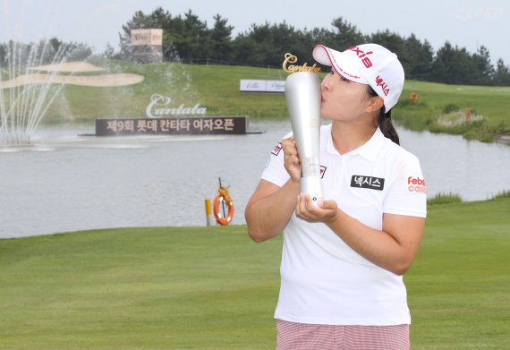 김보아가 KLPGA 정규투어 '롯데 칸타타 오픈'에서 우승해 받은 우승 트로피에 입맞춤을 하고 있다.(사진 제공: KLPGA)