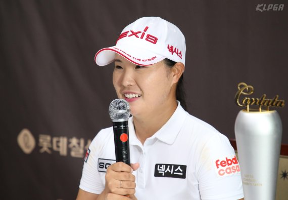 KLPGA 정규투어 '롯데 칸타타 여자오픈'에서 우승한 김보아가 기자들의 질문에 답변하고 있다.(사진 제공: KLPGA)